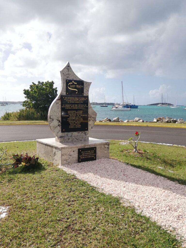 Plane Crash Statue Sint Maarten